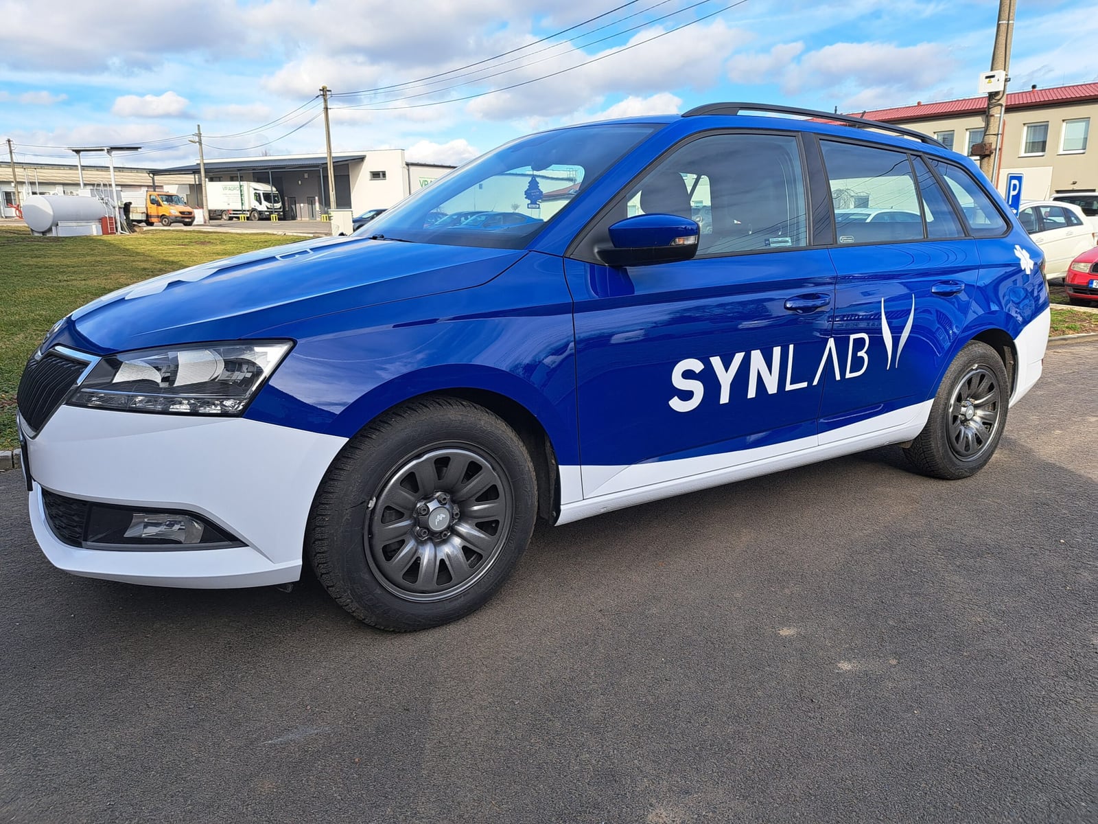Synlab, reklamní polep sanitního vozu (2)