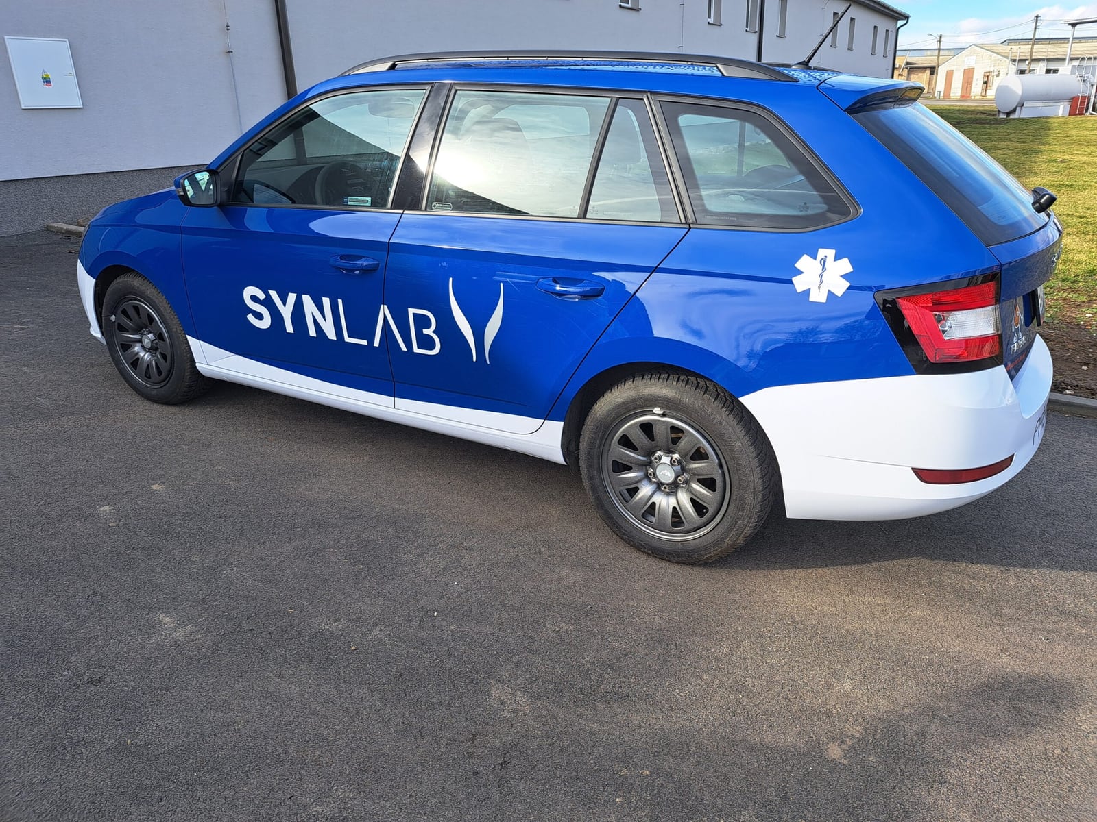 Synlab, reklamní polep sanitního vozu (3)