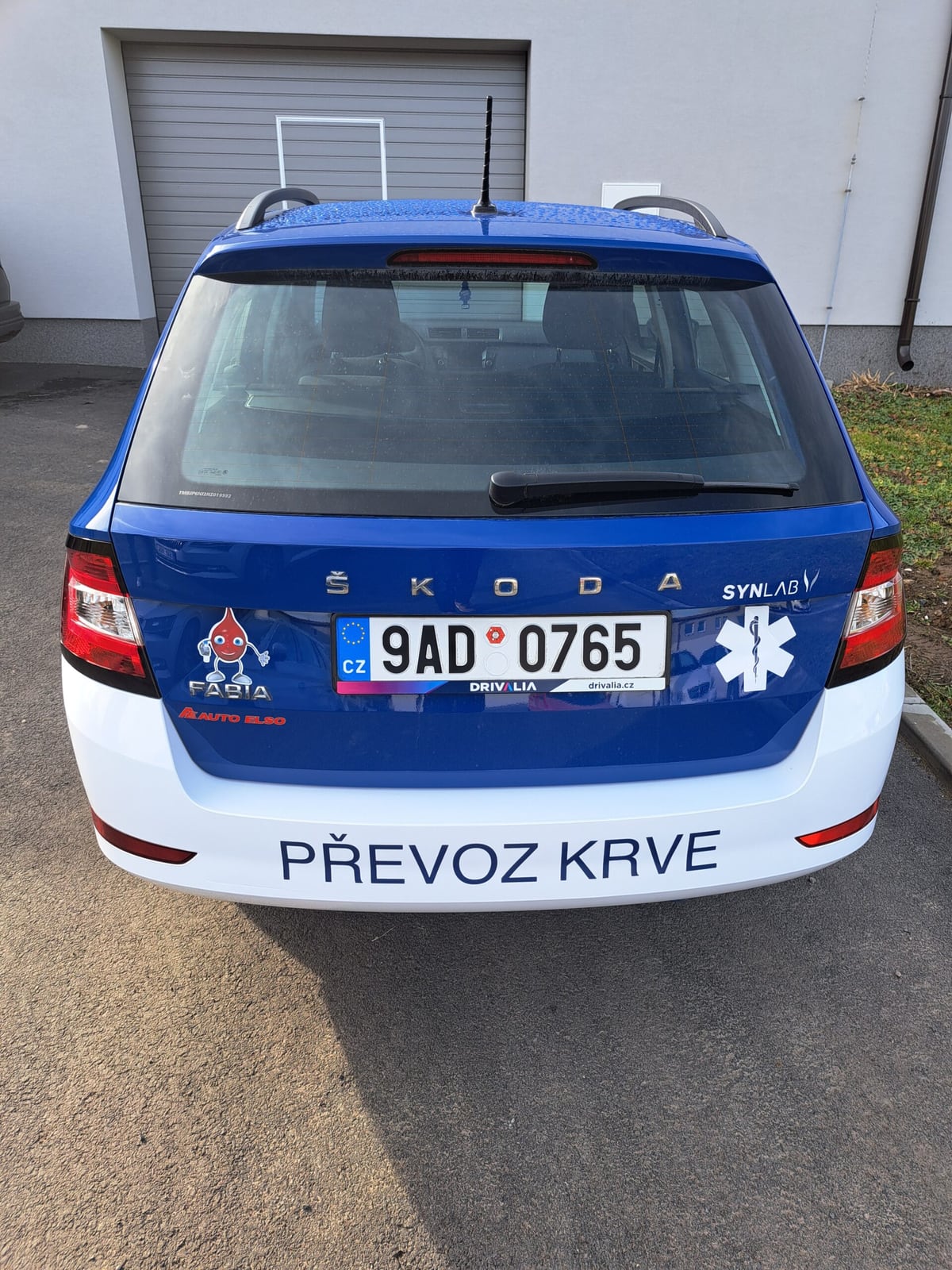 Synlab, reklamní polep sanitního vozu (4)