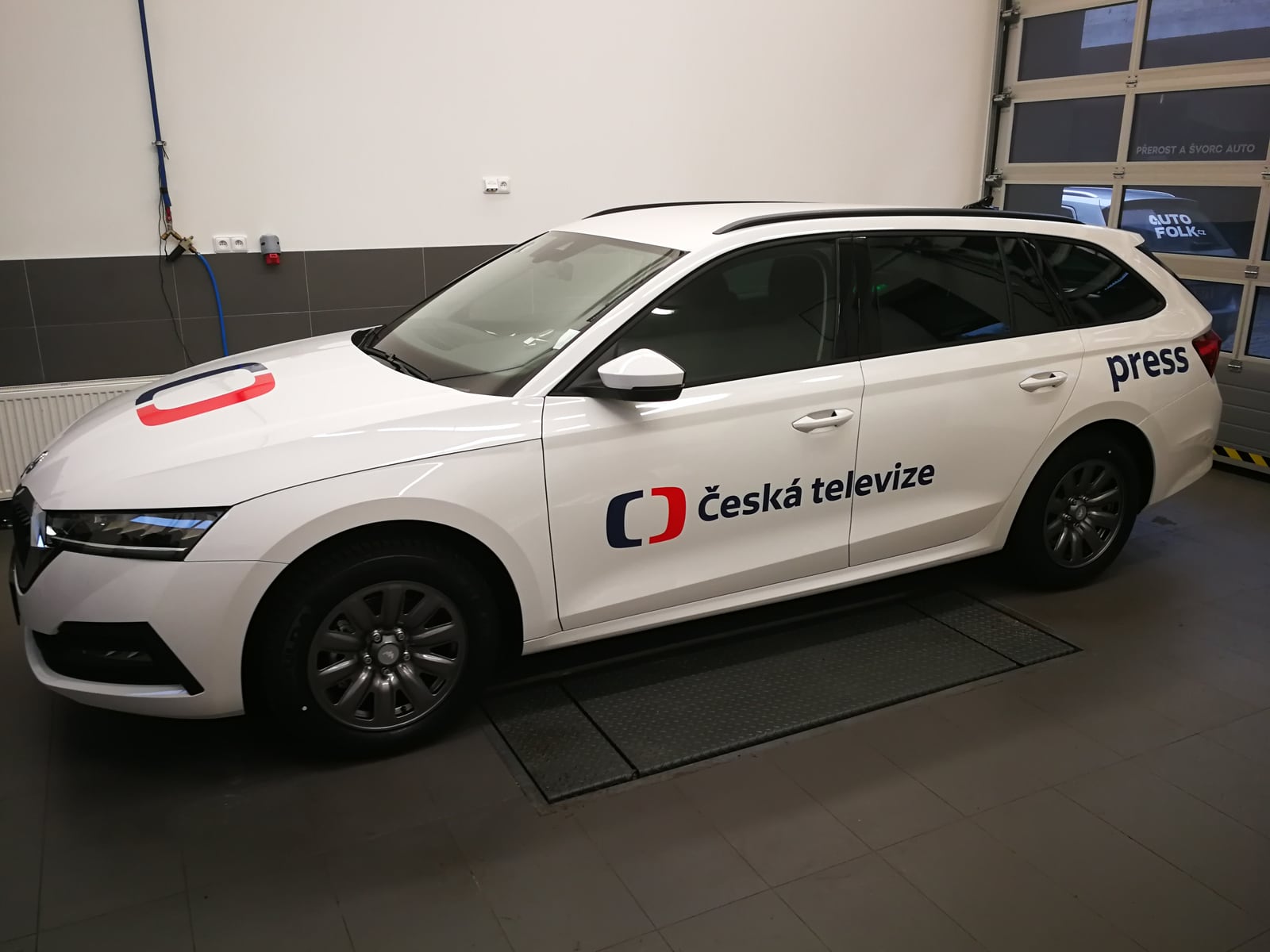 Česká televize, reklamní polep (1)