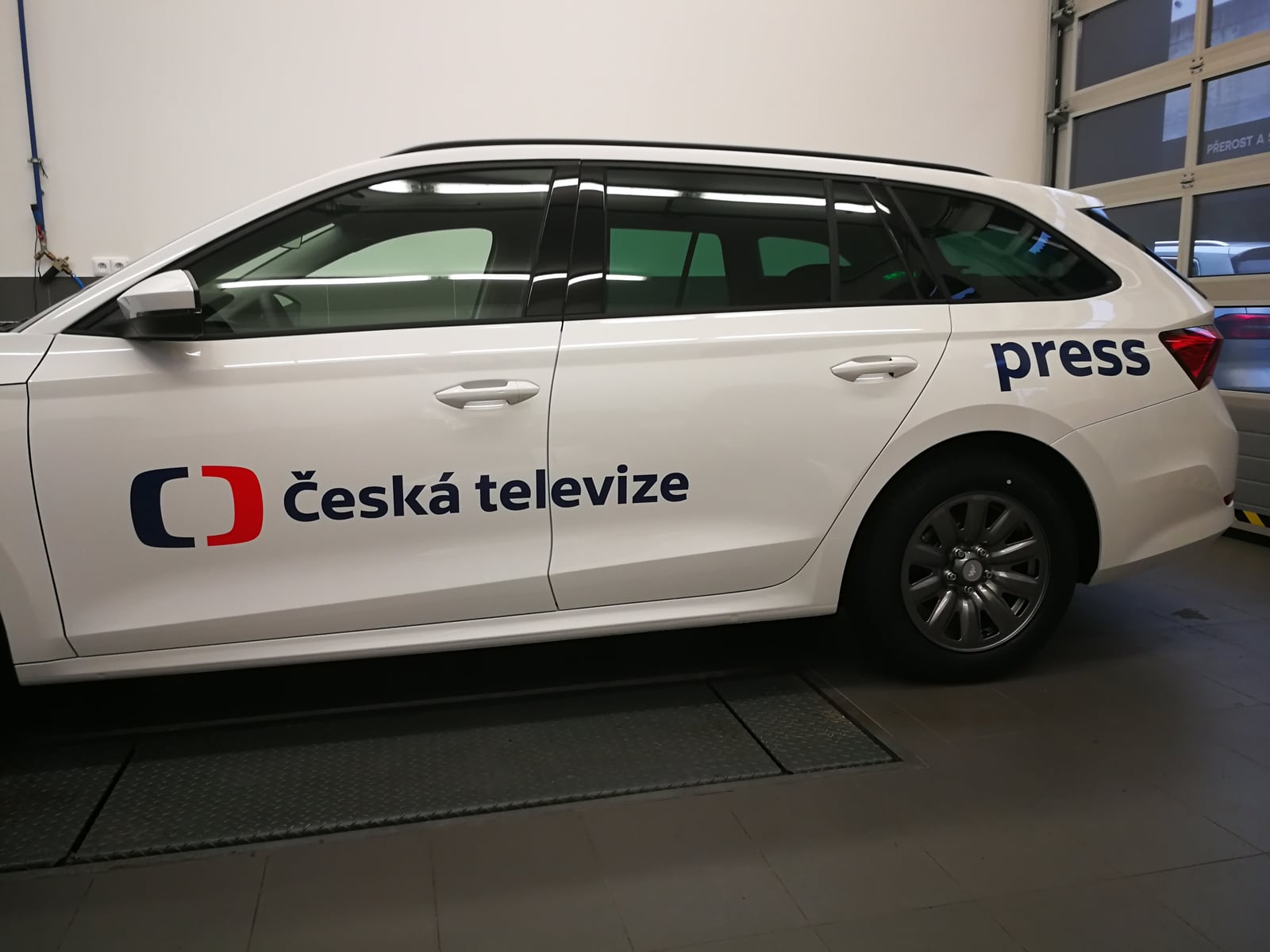 Česká televize, reklamní polep (2)