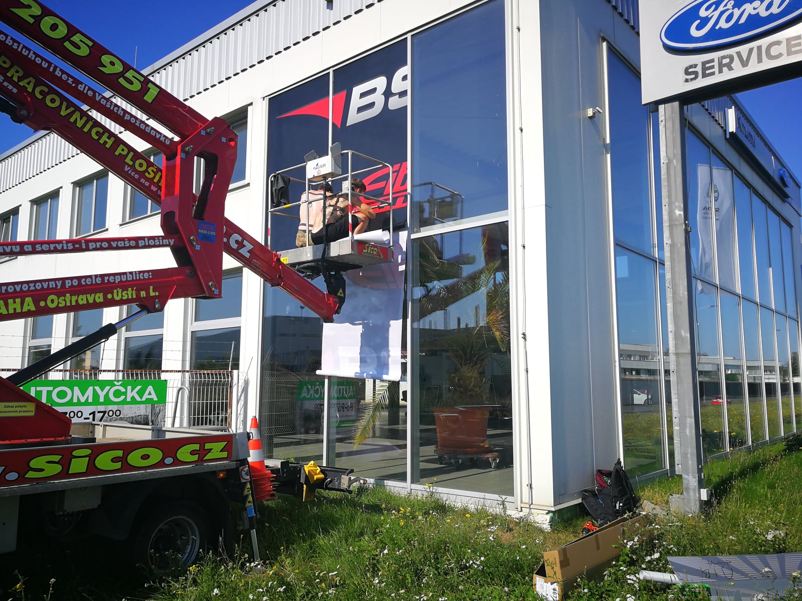 Tónování skel budovy, realizace Autofolk (4)